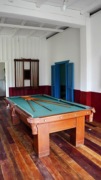 Bàn bi-a để giải trí.