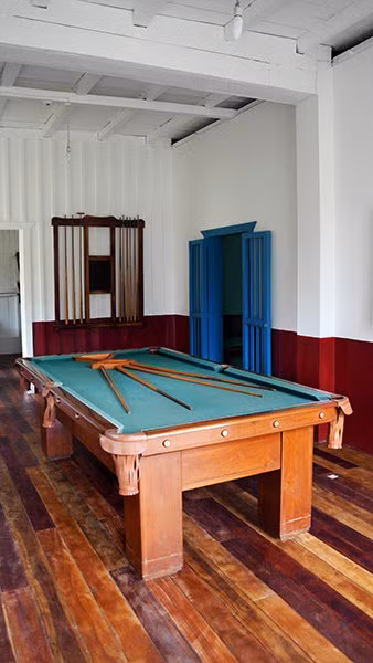 Bàn bi-a để giải trí.