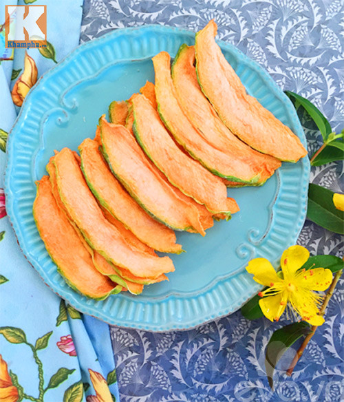 Dưa lưới sấy khô là mặt hàng có giá cao nên số lượng sản phẩm được sản xuất còn phụ thuộc vào lượng khách đặt mua. Giá sản phẩm tùy theo chất lượng sản phẩm và lên tới hơn triệu đồng một kg. Ảnh: Khám Phá.