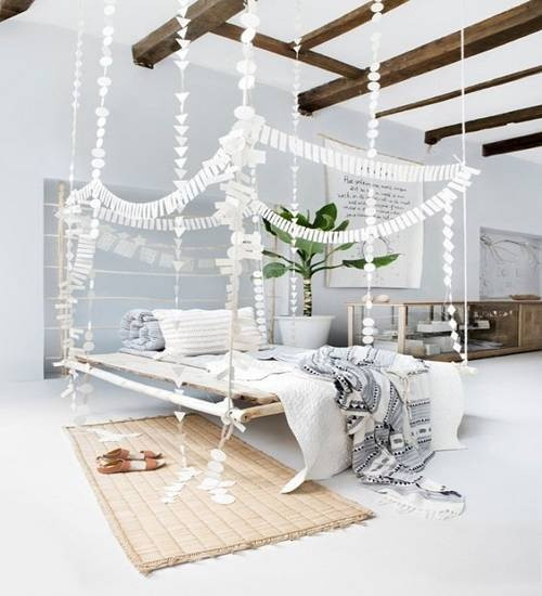 Những nhà thiết kế hiện đại đang không ngừng sáng tạo để biến những chiếc giường truyền thống bất động thành những chiếc giường lắc lư bồng bềnh trên không đầy thú vị. Ảnh: Chiếc giường được làm từ gỗ khá chắc chắn nhưng vẫn không kém phần sang trọng và cực phù hợp trong không gian thiết kế toàn gam trắng.