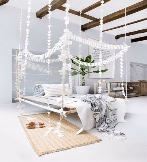 Những nhà thiết kế hiện đại đang không ngừng sáng tạo để biến những chiếc giường truyền thống bất động thành những chiếc giường lắc lư bồng bềnh trên không đầy thú vị. Ảnh: Chiếc giường được làm từ gỗ khá chắc chắn nhưng vẫn không kém phần sang trọng và cực phù hợp trong không gian thiết kế toàn gam trắng.