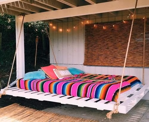 Những chiếc giường treo đung đưa bồng bềnh trên không được lấy ý tưởng từ những chiếc võng tuyệt đẹp không thể thiếu trong các kỳ nghỉ. Đó là lý do tại sao chúng mang đến cho bạn cảm giác sang trọng và thư giãn như trong kỳ nghỉ thật sự. Chiếc giường treo sẽ phù hợp để thiết kế ở mọi không gian khác nhau, mang đến cảm giác thú vị cho gia chủ.