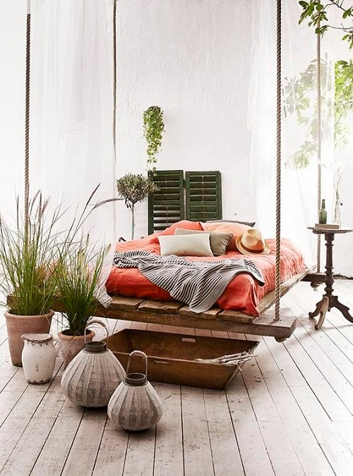 Chiếc giường gợi cảm giác thư giãn tuyệt vời chẳng kém các resort cao cấp.