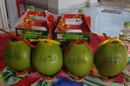 Qua hơn vài chục lần thất bại, anh Tâm cũng đã tạo được dừa hồ lô in chữ "Tài Lộc". Tuy vậy, tỉ lệ thành công chỉ đạt 40%. Để tạo hình dừa hồ lô, anh chọn trái trơn bóng, không vết sẹo và phải tính chính xác sao cho dừa từ trái non đến thành hình dừa hồ lô chỉ đạt 0,5 kg /trái, mới được thị trường chấp nhận. Ảnh: Dân Trí.