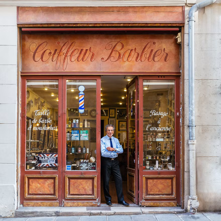 Ông Alain, chủ cửa hàng cắt tóc nổi tiếng nhất tại Paris.