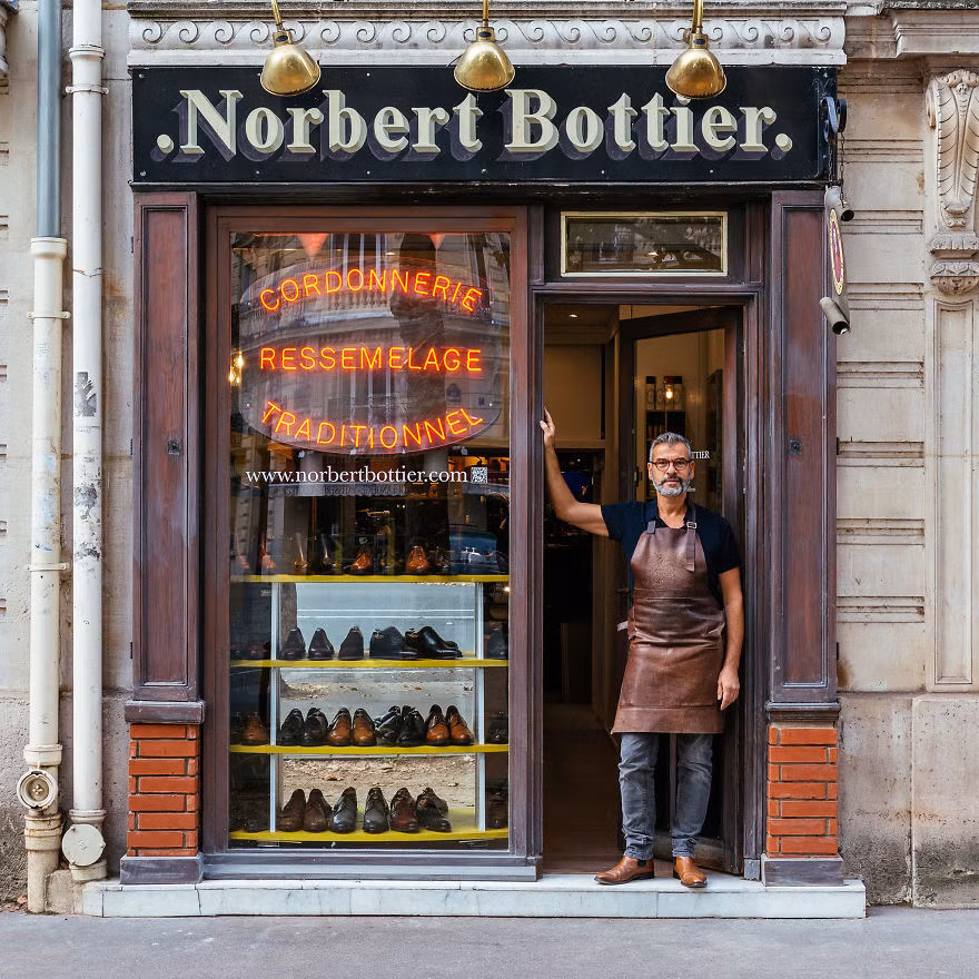 Cửa hàng giày thiết kế thu hút nhiều người ghé thăm khi đến Paris.