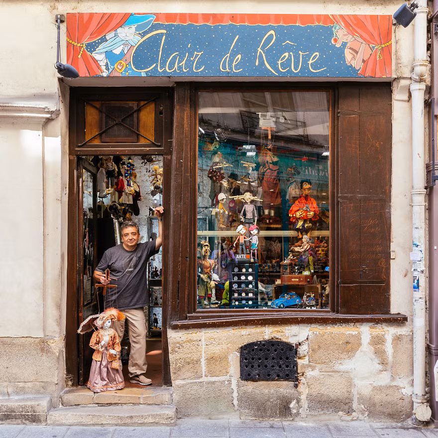 Còn đây là cửa hàng bán những con rối vui nhộn.