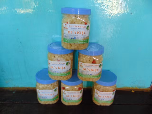 Đặc sản kiệu làm dưa được thị trường Tết ưa chuộng. Ảnh: Dân Việt.