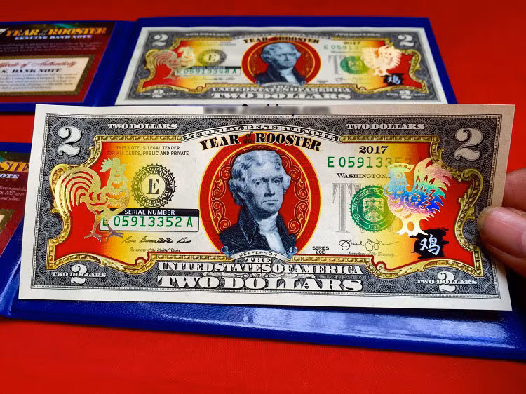 Theo lý giải của chủ cửa hàng chuyên bán tiền lì xì tại quận Phú Nhuận (TP HCM) trên tờ Phụ Nữ TP HCM, vì đây là tiền lưu niệm, có phủ lớp nhũ vàng nên năm nào cũng có giá cao. Thậm chí, vào thời điểm sát tết, giá có thể tăng lên 500.000 đồng/tờ. Ảnh: Internet.