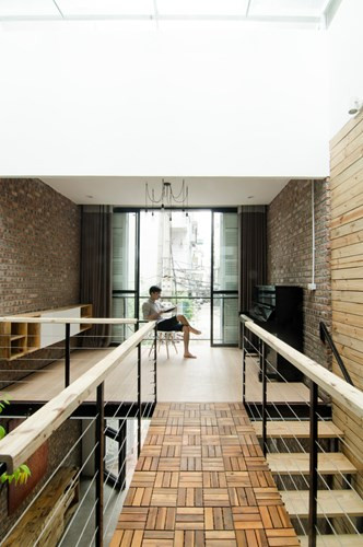 Dù chỉ xây 2 tầng nhưng ngôi nhà này vẫn có chỗ để ô tô rất gọn gàng ngay trong nhà, đồng thời vẫn đảm bảo được công năng của các không gian khác.