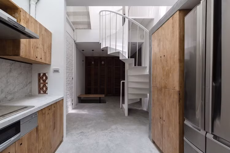 Ngôi nhà ống có tên 3x10 House do công ty AHL architects associates thiết kế và hoàn thành trong năm 2015. Công trình nằm trong một ngõ hẻm tối tăm của đường Định Công, Hoàng Mai, Hà Nội. Nhờ thiết kế của các kiến trúc sư, ngôi nhà từ không gian tăm tối, thông gió kém đã trở nên thoáng khí và ngập tràn ánh sáng tự nhiên.