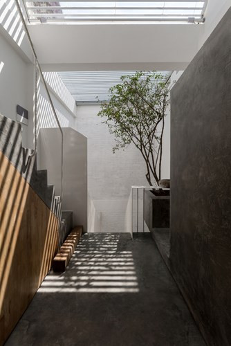 Không giống với những công trình khác, ngôi nhà ống ngập ánh sáng ở Hà Nội được thiết kế độc đáo để luôn đón nhận ánh sáng và thông gió tự nhiên.