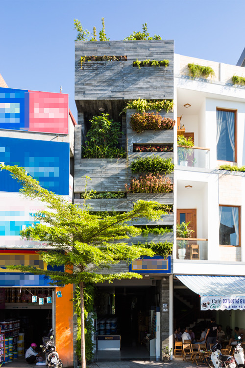 Đi trên tuyến đường đông đúc ở quận Thanh Khê (Đà Nẵng), nhiều người sẽ bị thu hút bởi ngôi nhà 4 tầng có mặt tiền phủ đầy cây xanh. Đây là một trong những ngôi nhà ống Việt nhiều lần xuất hiện trên báo, tạp chí kiến trúc nước ngoài nhờ thiết kế độc đáo.