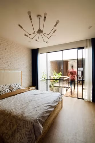 Không gian tầng 1 bao gồm khu vực để ô tô, khu tiếp khách, khu bếp - ăn, khu vệ sinh, sân phơi sau nhà. Tầng 2 là không gian phòng ngủ và khu vực thư giãn, cũng là nơi để trở thành phòng ngủ cho trẻ em khi gia đình có thêm thành viên mới.