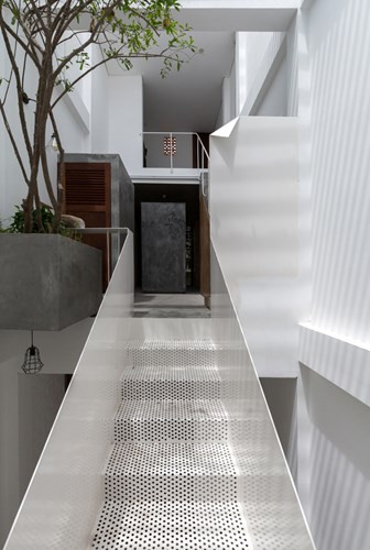 Dù diện tích khá hẹp nhưng ngôi nhà trông vẫn khá rộng rãi và có tính thẩm mỹ cao nhờ cách thiết kế sáng tạo.