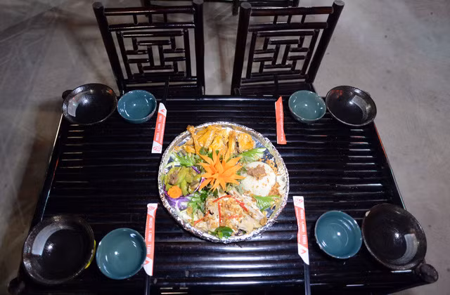 Mọi vật dụng đều do nhà hàng tự lên ý tưởng và đặt thợ làm để trông giống như doanh trại của các nước Ngụy-Thục-Ngô trong thời Tam Quốc.