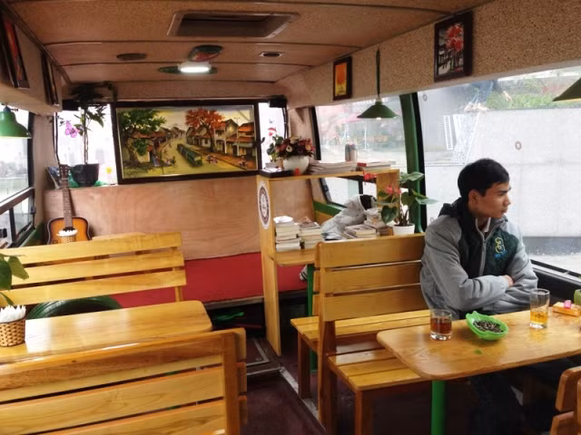 Bên trong chiếc xe buýt, chủ quán đã khéo léo cải tạo để biến nó thành một không gian yên tĩnh. Khu vực buồng lái biến thành quầy bar, nơi pha chế đồ uống và vẫn đủ để đặt một phòng vệ sinh dành cho khách. Không gian mới lạ được rất nhiều bạn trẻ ghé thăm.