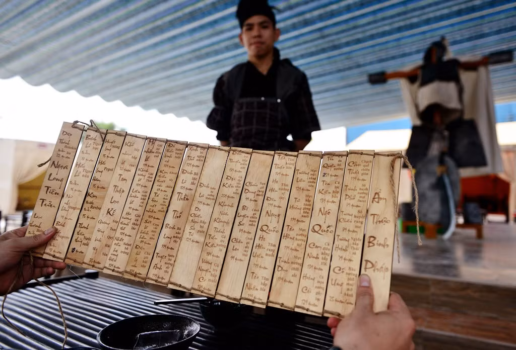 Thực đơn được thiết kế từ các mảnh gỗ buộc nối với nhau giống các trang sách bằng thanh trúc cách đây hàng nghìn năm trước. Đồ uống, các món ăn cũng được đặt đậm chất thời Nguy - Thục - Ngô tranh hùng như "Dương đông kích tây, Tào Tháo, Hạ Hầu Đôn, Xích thố"...