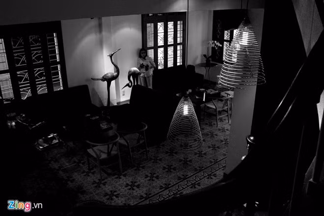 Nằm trong một căn biệt thự Pháp cổ, nhà hàng Noir – Dining in the dark có phong cách đậm chất truyền thống kết hợp đương đại. Nhà hàng do anh Vũ Anh Tú cùng bạn là Germ Doornbos người Hà Lan đồng sáng lập và trực tiếp quản lý.