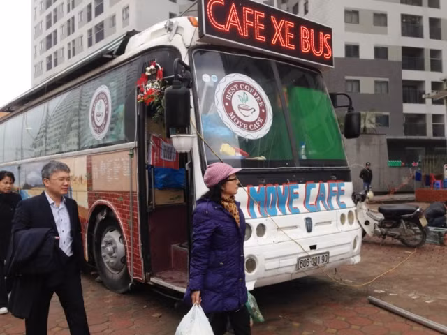 Hồi đầu năm nay, một quán cà phê xe buýt có tên Cafe Xe Bus cũng xuất hiện dưới chân một tòa chung cư của Khu đô thị Linh Đàm, khiến nhiều người tò mò.