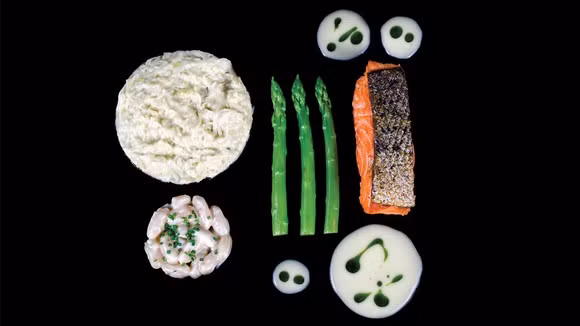 Điều thú vị là khách không biết trước mình sẽ ăn món gì. Khách sẽ thông báo những loại nguyên liệu nào mình thích, cùng với việc cung cấp một số thông tin khác và đầu bếp sẽ tự thực hiện các món ăn dựa trên thông tin chung.