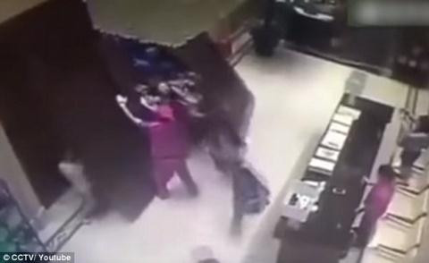 Hang tram nguoi pha tan cua khach san de tranh mua nha