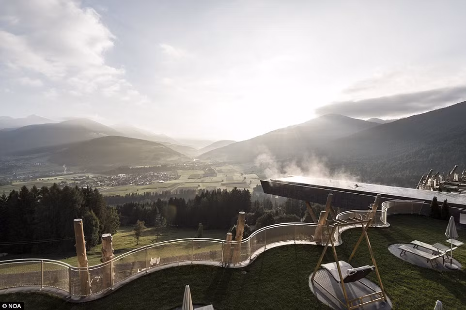 Lớp kính trong suốt bên dưới đáy bể khiến người tắm có cảm giác họ được bơi qua bầu trời. Theo đó, những người sợ độ cao sẽ không thể thư giãn trong hồ bơi đáng sợ này. Ảnh: Daily Mail.