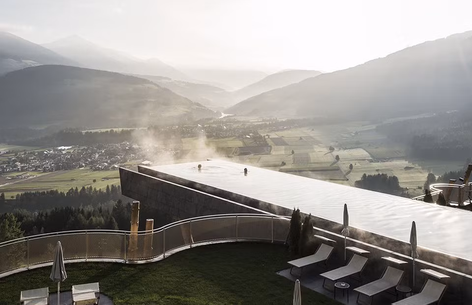 Theo chia sẻ của Lukas Rungger, kiến trúc sư của Noa, bể bơi vô cực với thiết kế táo bạo có mục đích xóa mờ các giới hạn vật lý, tạo cảm giác siêu thực cho du khách khi cấu trúc và màu sắc của bể bơi phù hợp với khung cảnh xung quanh. Điều này tạo nên cảm giác “nước chảy vào không trung, biến mất giữa hồ bơi và cảnh quan”. Ảnh: 4kq.