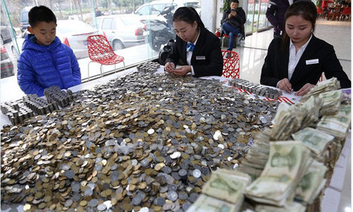 4 nhân viên đại lý ô tô phải chật vật suốt 12 giờ đồng hồ mới đếm xong số tiền lẻ này. "Hai tay tôi vẫn đang còn giật giật", một trong số 4 nhân viên chia sẻ.