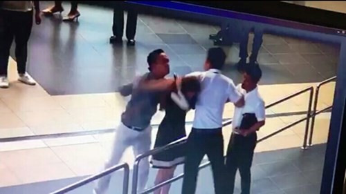 Hai hành khách hành hung nhân viên Vietnam Airlines. Ảnh: Cắt từ clip An ninh sân bay Nội Bài.