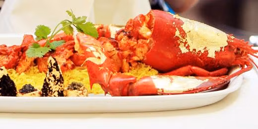 4. Cà ri Samundari Khazana: Món ăn này có giá là 3.200 USD, được bán ra lần đầu tại Bombay Brasserie – nơi được coi là kho tàng của các loại hải sản. Nguyên liệu làm món cà ri đắt tiền này gồm có tôm hùm Scotland, cua Devon, nấm trắng và vàng lá ăn được. Cà ri Samundari Khazana được biết đến rộng rãi sau khi nó xuất hiện trong bộ phim “Triệu phú ổ chuột” vào năm 2009.