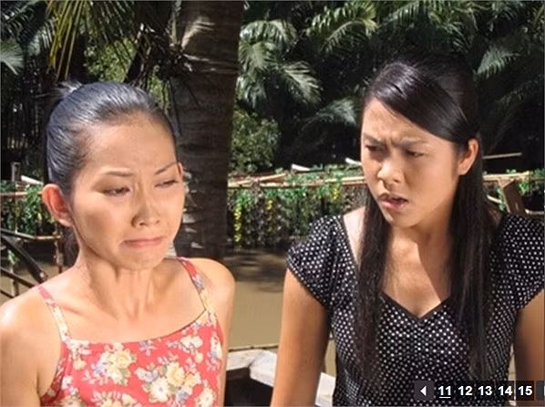 Hà Tăng bắt đầu bước vào con đường nghệ thuật, vừa đi học vừa phụ giúp cha mẹ làm lụng kiếm tiền lại vừa tập tành trên sân khấu kịch. Đến khi ghi danh thử vai trong bộ phim truyền hình Dốc tình của đạo diễn Lưu Trọng Ninh, cô mới thật sự chạm ngõ vào con đường nghệ thuật. Ảnh: Tăng Thanh Hà tham gia bộ phim đầu tay mang tên Dốc tình (Nguồn: Gia đình Việt Nam).