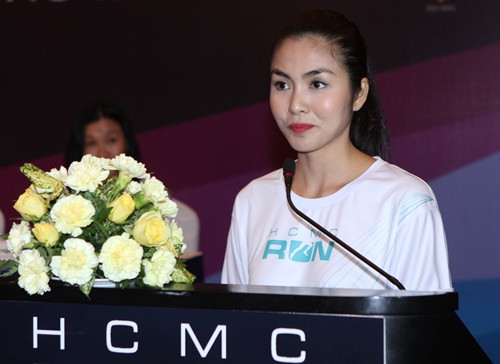 Sớm nuôi dưỡng ước mơ kinh doanh, Tăng Thanh Hà luôn định ra cho mình các mục tiêu để phấn đấu và hoàn thành. Do đó mà dù đã làm dâu của một gia đình bề thế song Hà Tăng vẫn tự mình đứng ra kinh doanh riêng và trở thành một nữ doanh nhân thành đạt. Ảnh: Khám Phá.