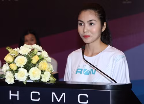 Sớm nuôi dưỡng ước mơ kinh doanh, Tăng Thanh Hà luôn định ra cho mình các mục tiêu để phấn đấu và hoàn thành. Do đó mà dù đã làm dâu của một gia đình bề thế song Hà Tăng vẫn tự mình đứng ra kinh doanh riêng và trở thành một nữ doanh nhân thành đạt. Ảnh: Khám Phá.