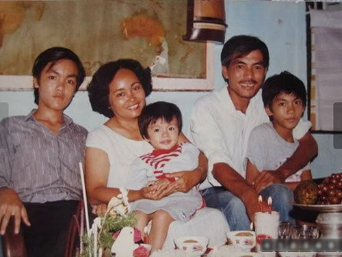 Tuổi thơ của Hà Tăng cũng là chuỗi ngày cật lực phụ giúp cha mẹ kiếm tiền nuôi sống gia đình. Năm 11 tuổi, cô dậy từ tờ mờ sáng để phụ mẹ nấu cơm, sau đó đạp xe giao cơm cho khách rồi mới đến trường. Ảnh: Tăng Thanh Hà và gia đình ở Gò Công, Tiền Giang (Nguồn: Khám Phá).