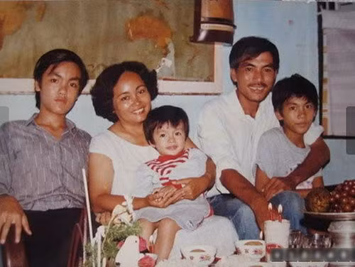 Tuổi thơ của Hà Tăng cũng là chuỗi ngày cật lực phụ giúp cha mẹ kiếm tiền nuôi sống gia đình. Năm 11 tuổi, cô dậy từ tờ mờ sáng để phụ mẹ nấu cơm, sau đó đạp xe giao cơm cho khách rồi mới đến trường. Ảnh: Tăng Thanh Hà và gia đình ở Gò Công, Tiền Giang (Nguồn: Khám Phá).