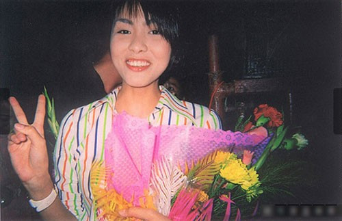 Khi gia đình tạm thoát khỏi cảnh khủng hoảng, Tăng Thanh Hà được mẹ tạo điều kiện cho theo học kịch nghệ tại Sân khấu kịch Idecaf. Từ đó, đam mê nghệ thuật của cô bắt đầu được phát triển. Ảnh: Hà Tăng trong một chương trình văn nghệ (Nguồn: Khám Phá).