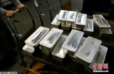 Ngoài vàng thỏi, nhà máy này còn sản xuất cả bạc thỏi.