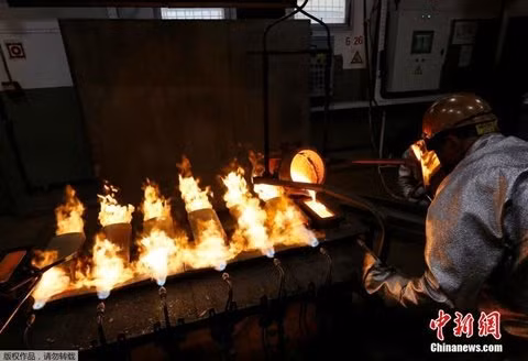 Các sàn giao dịch vàng trên thế giới như Hiệp hội Thị trường vàng (LBMA, Anh), Trung tâm hàng hóa Dubai (Các Tiểu vương quốc Arab thống nhất) đánh giá chất lượng vàng xuất xưởng từ nhà máy Krastsvetmet rất cao.