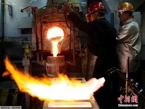 Các hạt vàng được đun nóng chảy để cho vào khuôn thành thỏi. Vàng thỏi được sản xuất ở đây đều được thế giới đánh giá cao về chất lượng.