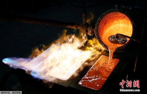 Vàng thành hình trong khuôn. Nhà máy này đạt mục tiêu tăng sản lượng vàng thỏi thêm 55% trước năm 2025.