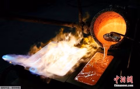 Vàng thành hình trong khuôn. Nhà máy này đạt mục tiêu tăng sản lượng vàng thỏi thêm 55% trước năm 2025.