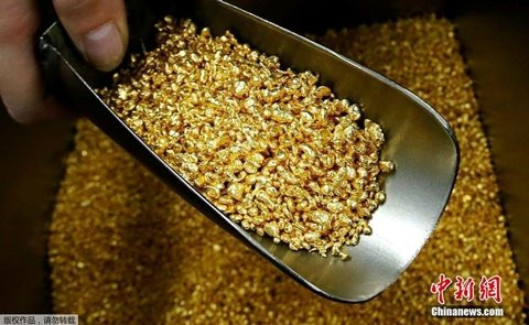 Các hạt vàng nhỏ độ tinh khiết 99,99% là nguyên liệu sản xuất nên các thỏi vàng.