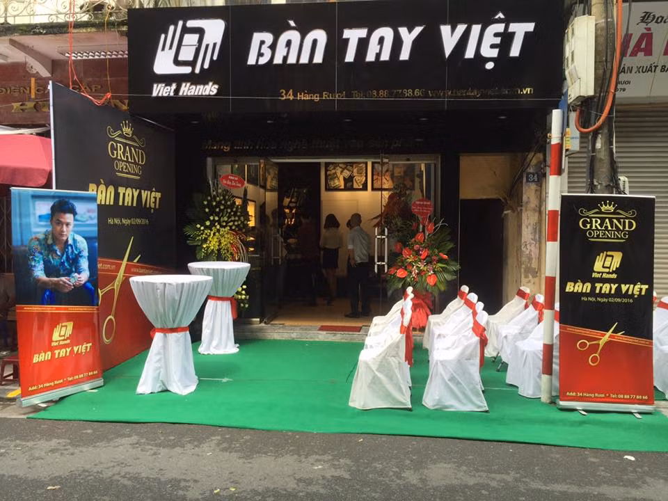 Hồi tháng 9, nam diễn viên còn mới khai trương một cửa hàng kinh doanh của riêng anh ở Hà Nội. Cửa hàng của Hồng Đăng chuyên về các loại thuốc lá điện tử và tinh dầu thuốc lá điện tử.