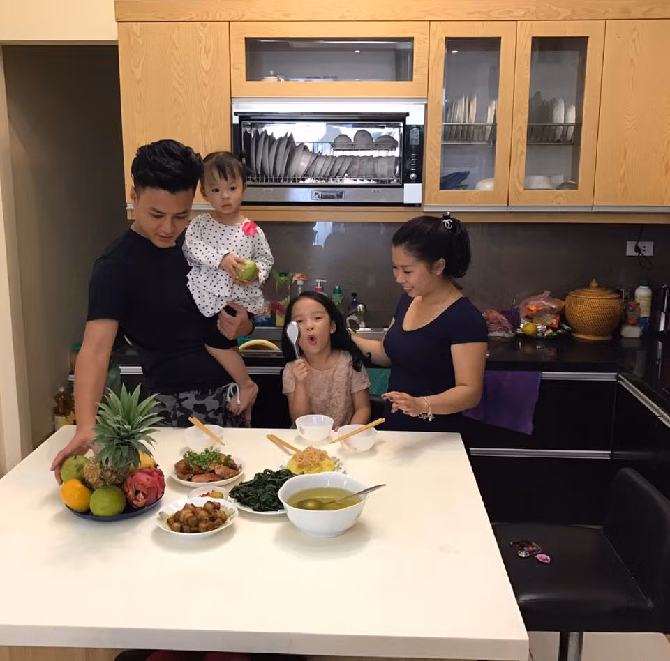 Nam diễn viên cũng không tiếc tiền đầu tư cho gian bếp để lấy lòng vợ.