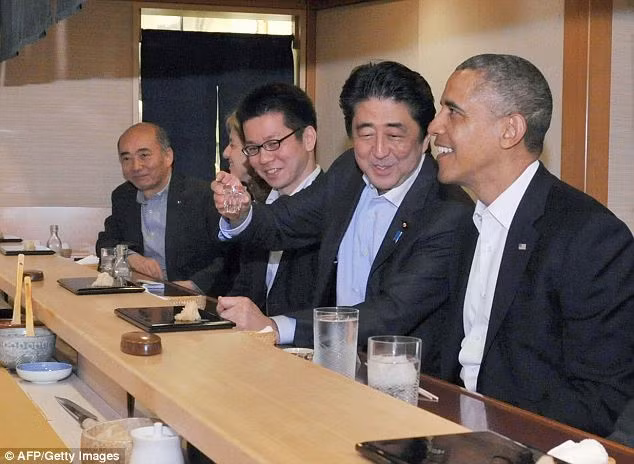 Tổng thống Mỹ ngồi dùng bữa và trò chuyện với vị đầu bếp rất thân thiện.