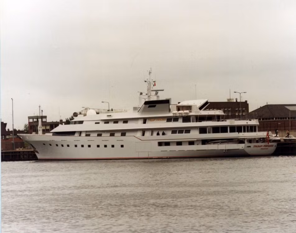 Trong tháng 5/1990, báo chí đã đưa tin rằng ông Trump đã mua lại công ty Amels và quyết định ngưng đóng du thuyền Trump Princess II.