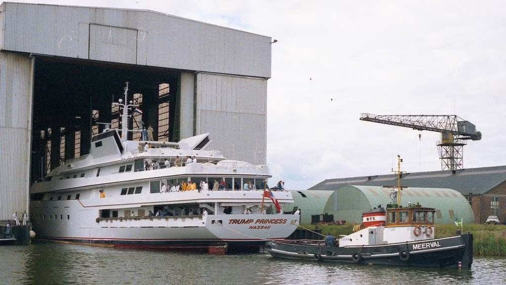 Du thuyền được lắp đặt vào năm 1980 và sau đó được mua bởi tỷ phú Ả Rập Adnan Khashoggi với tên Nabila. Được biết, thiết kế của du thuyền dựa trên một phiên bản du thuyền trong bộ phim “Never say never again” sản xuất năm 1983. Tuy nhiên, chiếc du thuyền này nay đã thuộc sở hữu của hoàng tử Al – Waleed nhỏ và giờ nó có tên là Kingdom 5KR.