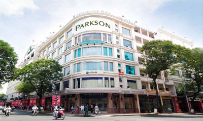 Là đơn vị trực thuộc Parkson Holdings Berhad (PHB) - Công ty đầu tư của Tập đoàn Lion (Malaysia), Parkson tham gia vào thị trường Việt Nam từ năm 2005 và trở thành một trong những siêu thị bán lẻ hàng hiệu đầu tiên xuất hiện tại nước ta. Trong hình là Trung tâm thương mại Parkson Saigon Tourist Plaza (35 bis Lê Thánh Tôn, Quận 1) là TTTM đầu tiên của Parkson tại Việt Nam. Ảnh: Sở VH-TT-DL.