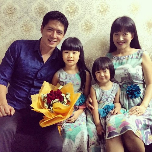 Anh Thơ lớn hơn Bình Minh 5 tuổi, là một doanh nhân thành đạt. Ngoài ra, Anh Thơ còn từng là một giảng viên đại học.